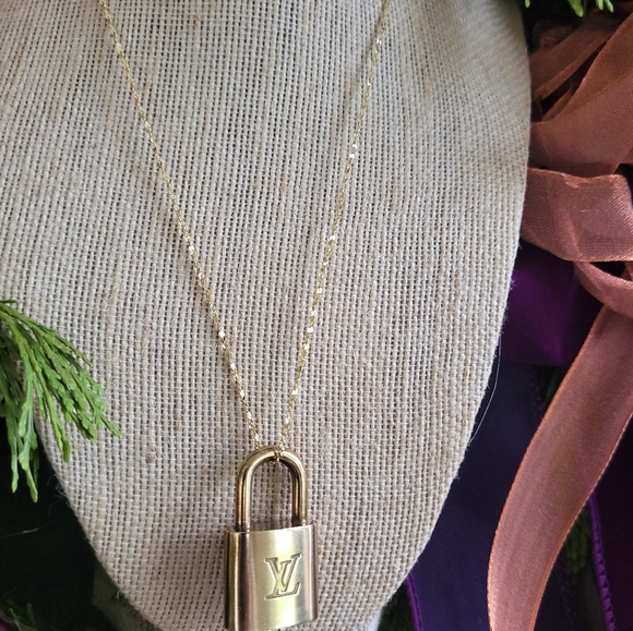 LOUIS VUITTON PADLOCK NECKLACE sooooo Dreamy!!!! πππβ€π§‘π - Picture 7 of 9